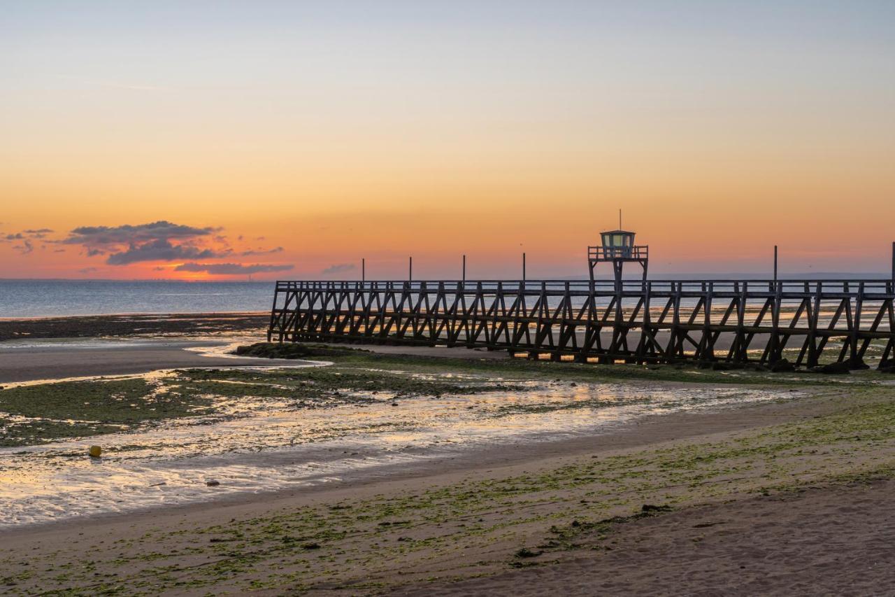 Le Gambetta, 100M De La Plage Luc-sur-Mer Eksteriør billede